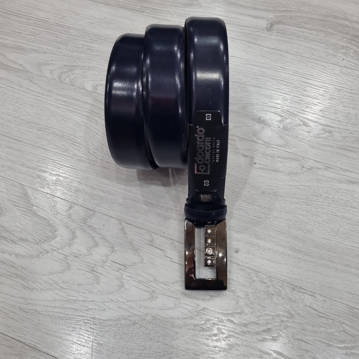 Uomo accessori cinta pelle blu lucida elegante fibbia con strass