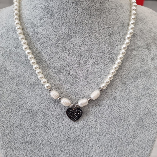 Collana perle e cuore strass nero