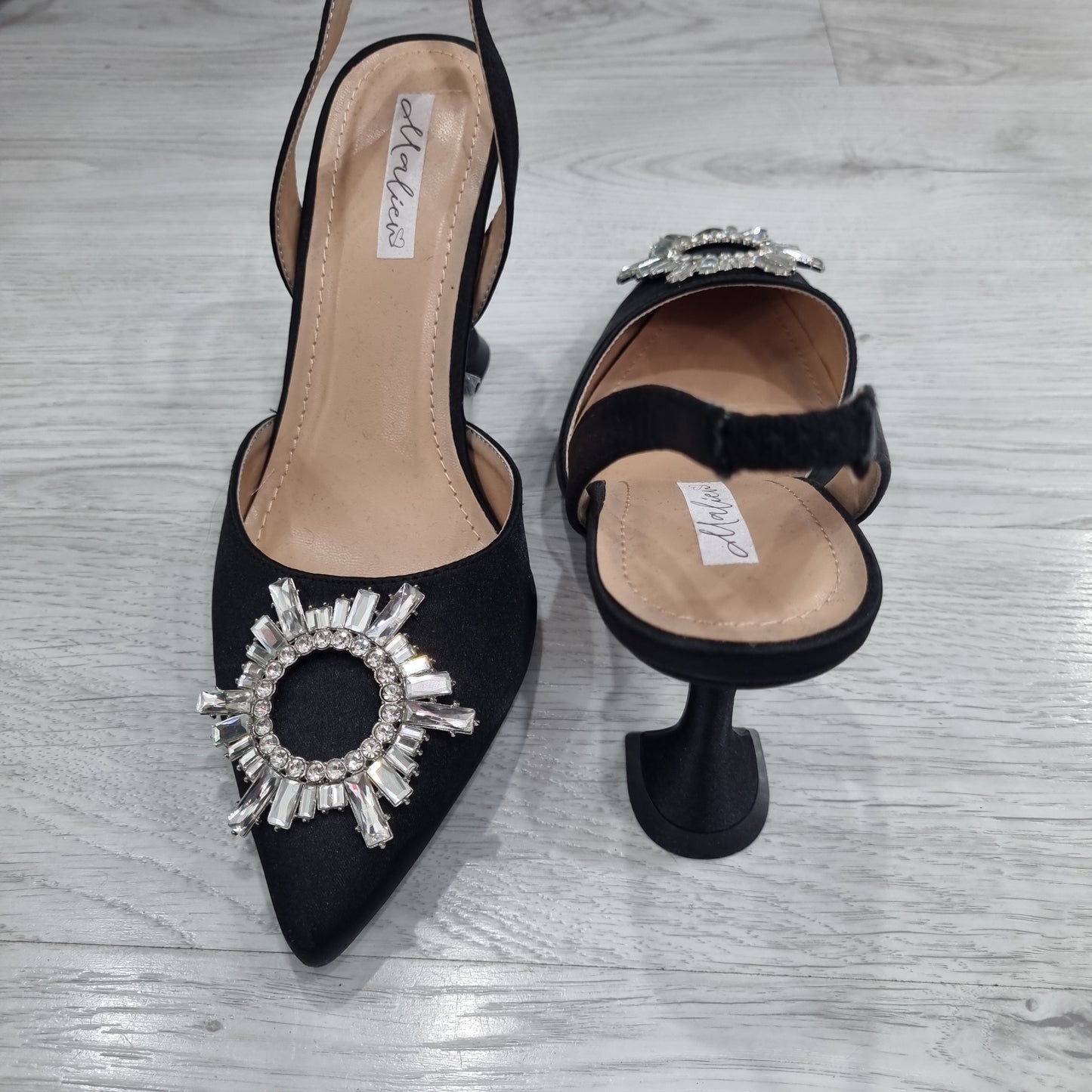 Scarpa Decolté raso con strass punta modello Chanel